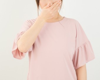 手で口を押える人