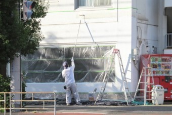 塗装中の住居の外壁