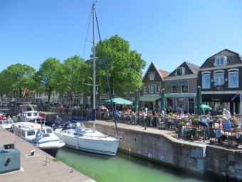 オランダの水路沿いの住宅街