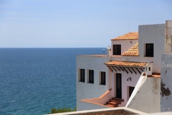 ススペイン瓦を使った海辺の家