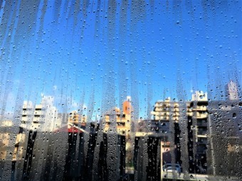 窓に出来た結露