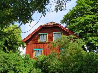 赤い木で覆われたスウェーデンの住宅