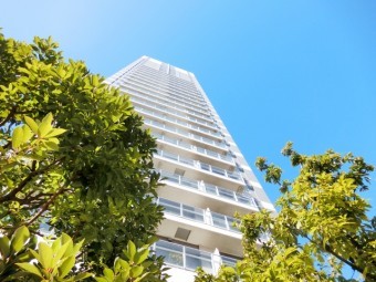 緑に囲まれたマンション