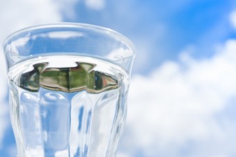 ガラスのコップに注がれた透明な水