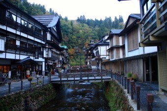 旅館が立ち並ぶ通りの風景