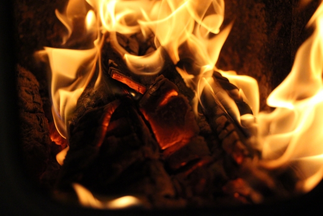 窯の中の燃料となる木と炎