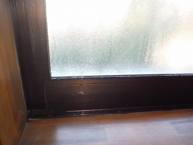 湿気で濡れた窓