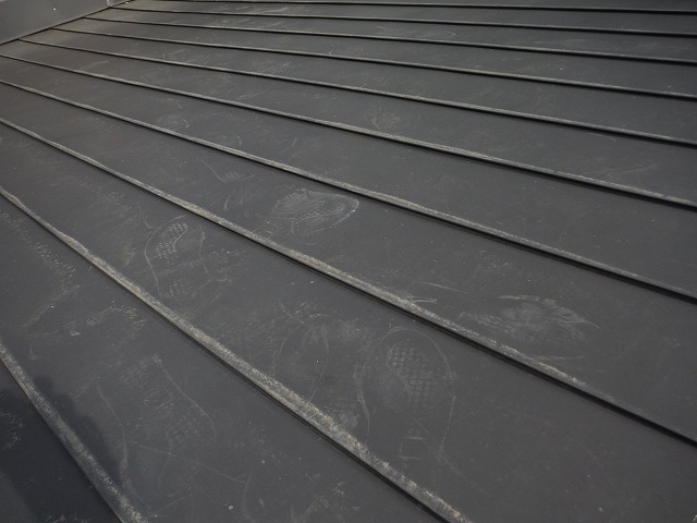 黒色の金属製の屋根