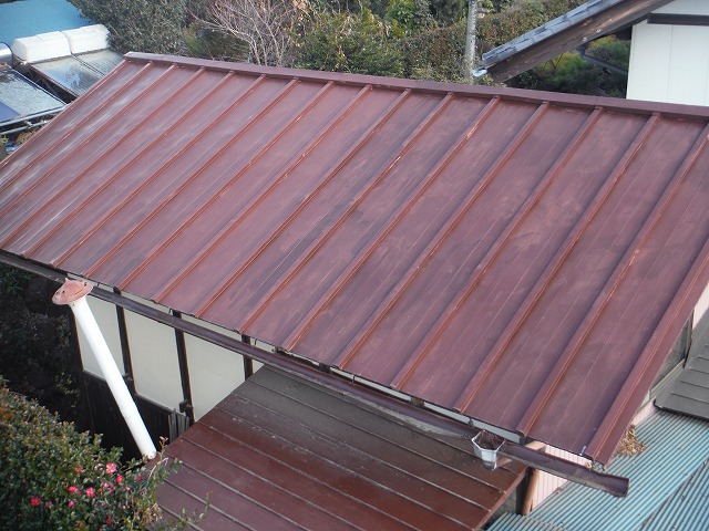 赤色の金属製屋根