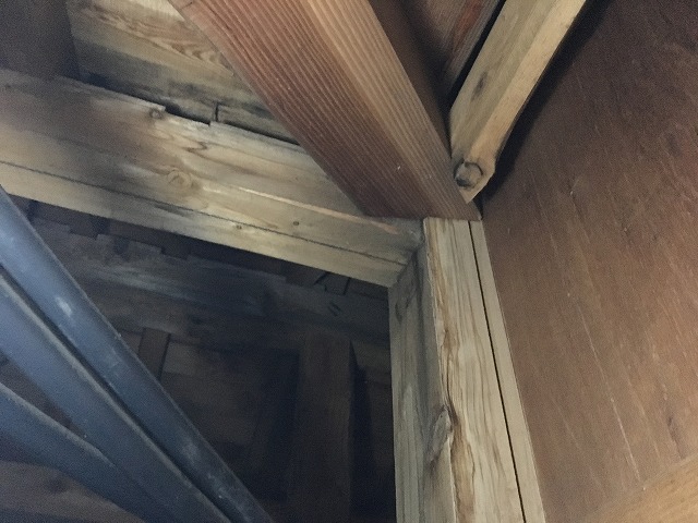 老朽化した天井の裏側
