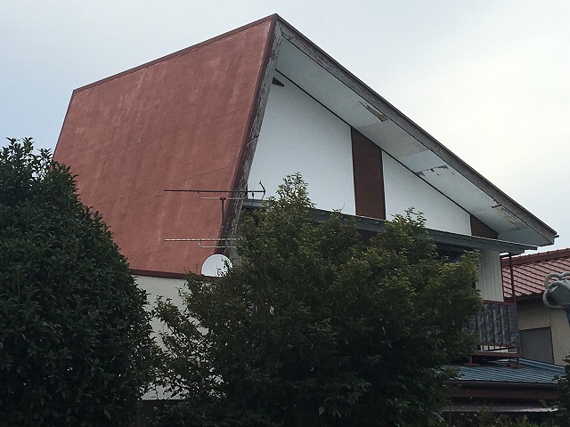 赤色の片流れ屋根