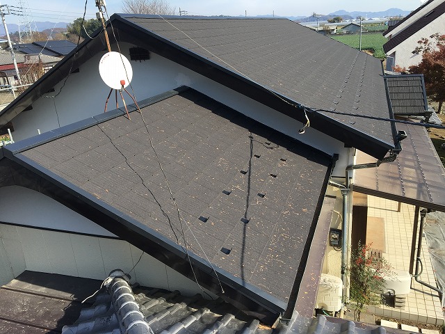 黒色のスレート屋根