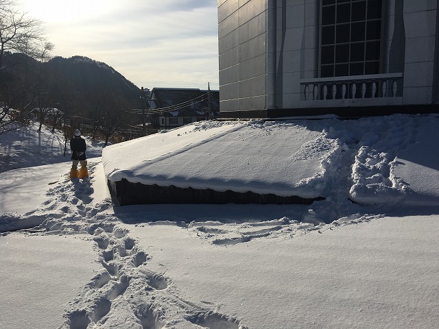雪が積もった屋根の上