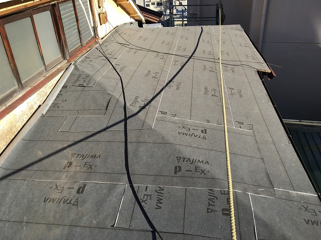 防水紙を張り終えた後の屋根