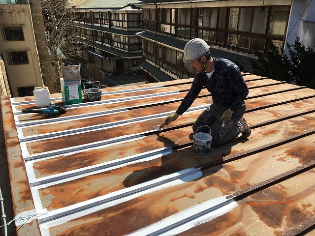塗装の下準備としてケレン作業及び下塗り作業を行いました｜渋川市伊香保
