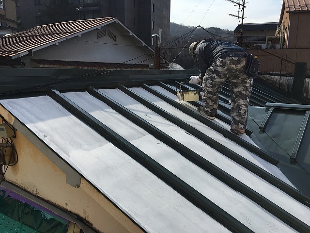 塗装の下準備をしている屋根職人