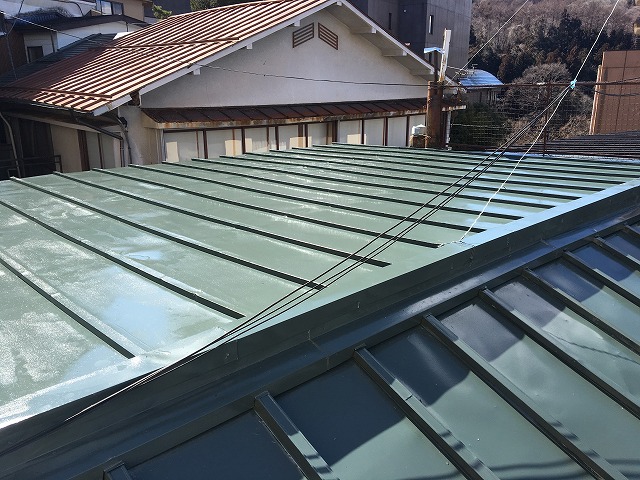濃い緑色に再塗装された板金屋根