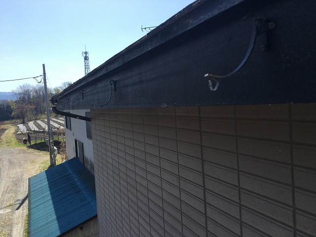 樋と集水器が外れてしまった屋根の軒先の板金部分