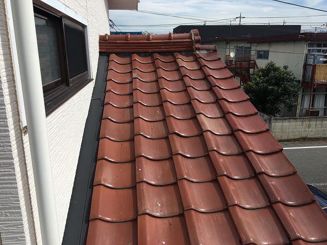 天窓を取り付ける予定の赤い瓦屋根