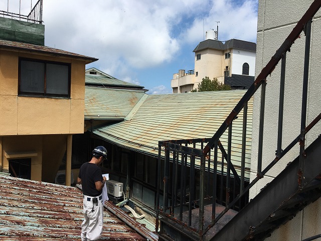 板金屋根の上にて計測している屋根や