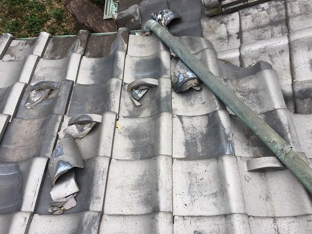 屋根面に散らばった瓦の破片