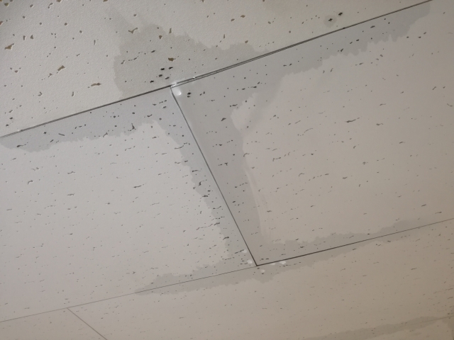 雨漏りが起きている室内の天井