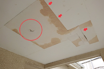 1階の天井に雨漏りの跡だけでなく、亀裂も発生していました