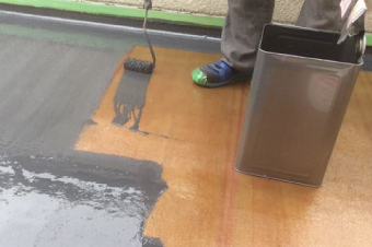 ガラスマットの上からポリエステル樹脂を塗布して防水層を形成